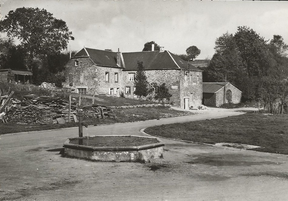 FR 011 A01 Fontaine octogonale