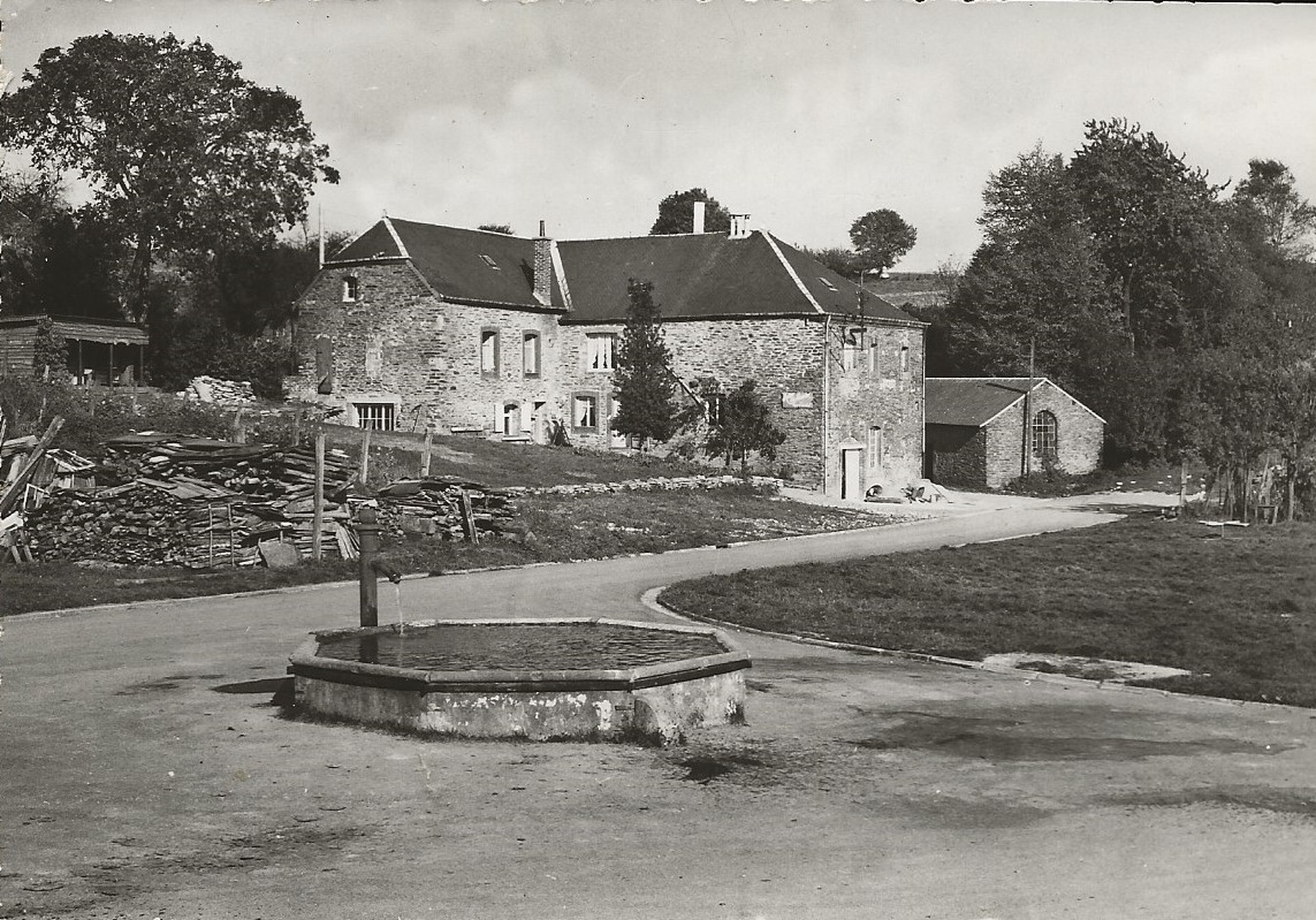 FR 011 A01 Fontaine octogonale