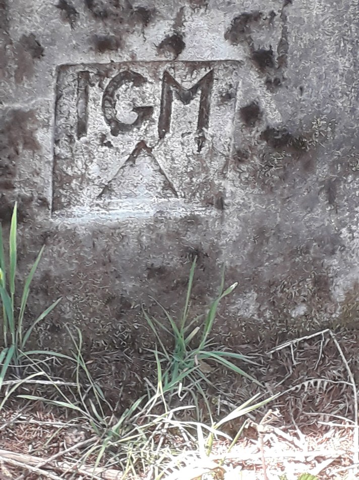 FR 025 P002   Borne géodésique Face est 