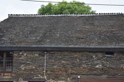Toit en lauze "faisiaux" avec lignolets "corbeaux" - Alle