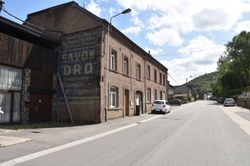 La fabrique (pour la maison où figure l'enseigne publicitaire) - Alle