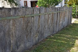 Mur en palis (dalles de schiste dressées de manière jointive)  - Alle