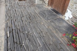 Trottoir et allée (chemin d'accès) en pierres de schiste en cresse/crête ou sur chant - Alle