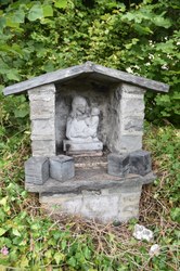 Borne-potale de la Vierge à l'enfant chez "Gilda Ferraille-Hubert" - Alle
