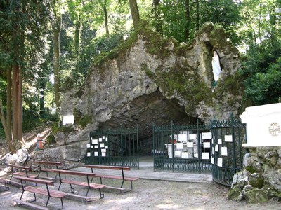 2015 - Sugny - domaine marial - grotte exvotos redim.jpg